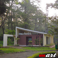 Salah satu fasilitas di dekat labirin Coban Rondo Malang berupa musholla yang tampak keren.