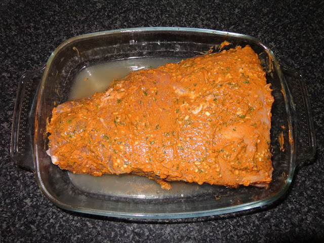 COSTILLAR DE CERDO A LA MOSTAZA CON CUARENTENA   PORCIONES: 4  INGREDIENTES PARA EL COSTILLAR 1½ kg de costillar de cerdo 1 taza de vino blanco 2 tazas de agua 1 cucharadita de maicena 1 cucharadita de agua  ADOBO 2 cucharadas de perejil picado 3 dientes de ajos picados 1 cucharadita de sal  2 cucharaditas  de paprika o ají de color ¼ cucharadita de pimienta negra molida 1 cucharadita de romero seco ¼ taza de mostaza Dijon 1 cucharada de aceite  PREPARACION En un pocillo mezclar bien todos los ingredientes para el adobo. En una bandeja de hornear poner 1 taza de vino blanco. Secar el costillar con papel toalla, ponerle toda la pasta de adobo alrededor del costillar y dejar reposando a temperatura ambiente por 1 hora. Precalentar el horno a 232˚C / 450˚F. Poner a asar el costillar por aproximadamente 1hora y 45 minutos. Dar vuelta el costillar cada 25 minutos. Agregar toda el agua a medida que los líquidos se están secando. Una vez cocinado el costillar, poner los jugos en una ollita y poner a hervir suavemente el líquido. Disolver la maicena con la cucharadita de agua y agregar a la salsa lentamente y revolviendo al mismo tiempo. Dejar cocinado por 2 minutos. Cortar el costillar y servir con la salsa.