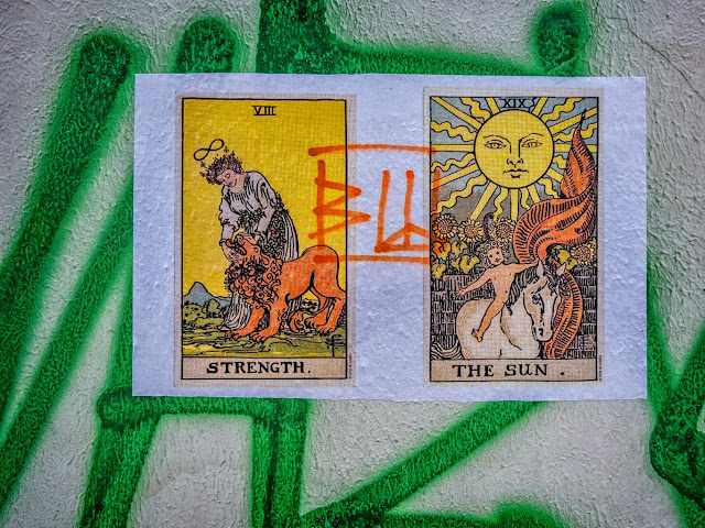 Наклейка женщина разрывает пасть льву и ребенок на лошади в лучах солнца