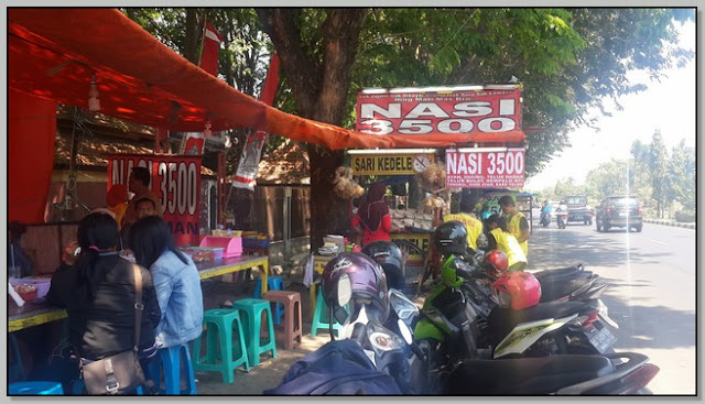 Wisata Kuliner Sidoarjo: “NASI BUNGKUS Rp. 3.500,- DEPAN UNMU SIDOARJO”