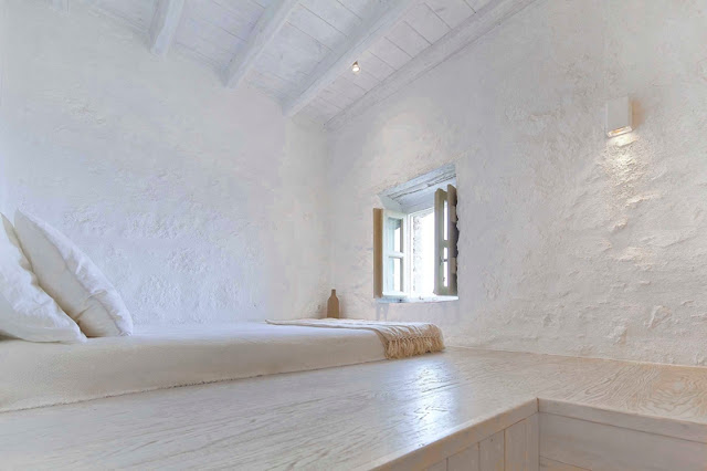 Una casa de arquitectura típicamente griega con un interior en blanco puro chicanddeco