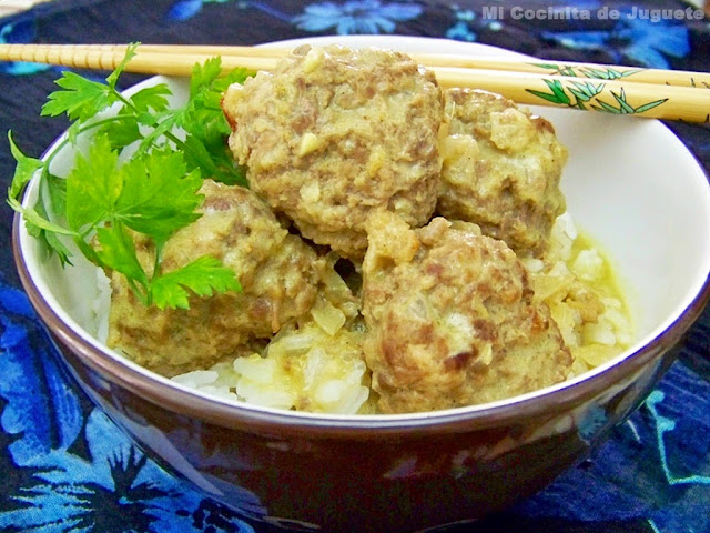 Albóndigas con Salsa de Coco y Lemongrass