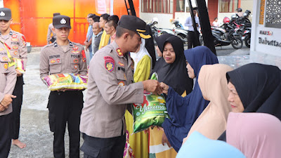 Polres Aceh Selatan Salurkan Zakat Fitrah Untuk Warga yang berhak menerima. 