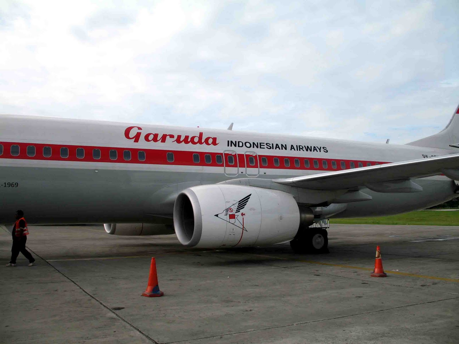  Gambar  Ediginting Pesawat  Garuda Kok Warna  Merah Boieng 