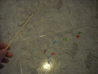 juegos caseros para niños, juego de pesca casero, juego de pesca diy, Cómo hacer un juego de pesca casero, juegos para niños, actividades para niños
