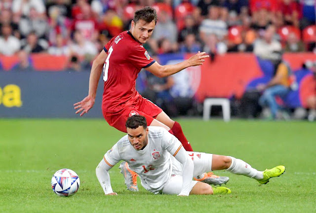 Raúl De Tomás por el suelo ante Aleš Matějů. SELECCIÓN DE REPÚBLICA CHECA 2 SELECCIÓN DE ESPAÑA 2 Domingo 05/06/2022, 20:45 horas. Liga de Naciones de la UEFA, fase de clasificación, Grupo A2, jornada 2. Praga, República Checa, Sinobo Stadium.