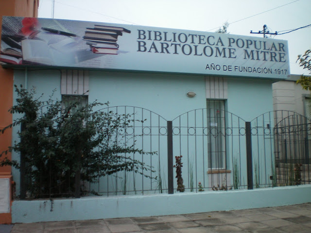 BIBLIOTECA DE NUESTRO PUEBLO Elegimos la imagen de la biblioteca de nuestro pueblo, porque consideramos que es el lugar en que se encuentran reunidas la historia, la cultura, la literatura y el arte de nuestro pueblo, el país y el mundo, a través del relato expresado en los libros.