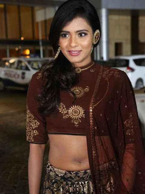 Hebah Patel in Golden Lehenga at 63rd Britannia Filmfare Awards