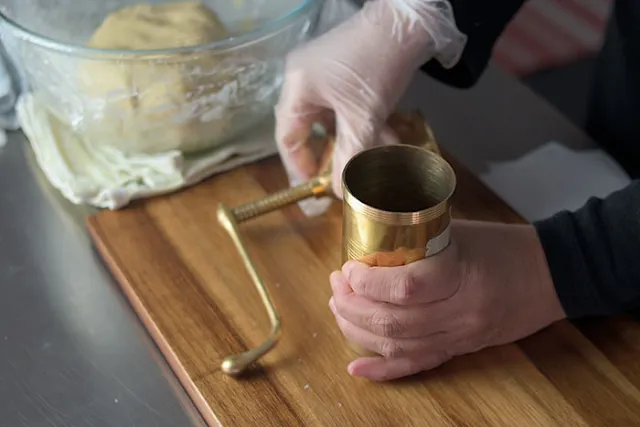 Place dough into murukku maker.