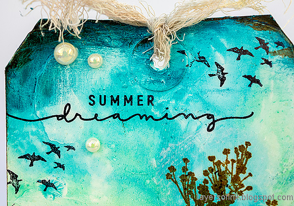 Layers of ink - Summertime Mixed Media Tag Tutorial by Anna-Karin Evaldsson. Paint with Distress Paint.