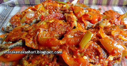 Resep Ikan Kembung Goreng Bumbu Balado Pedas