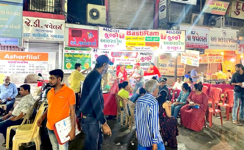 Manek Chowk Food Junction @ Ahmedabad - A Mid-night Melange Of Foodies Delight