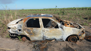 http://vnoticia.com.br/noticia/3865-dois-carros-um-depenado-e-outro-incendiado-sao-abandonados-em-canavial-de-lagoa-doce