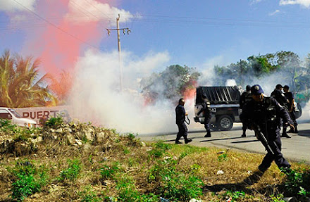 Policías estatales lanzan gas lacrimógeno para disolver trifulca entre transportistas de FCP