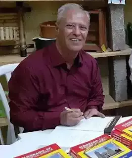 Miguel França de Mattos autografando seu livro.