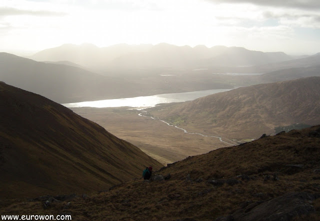 Paseando por la montaña Ben Creggan de Irlanda