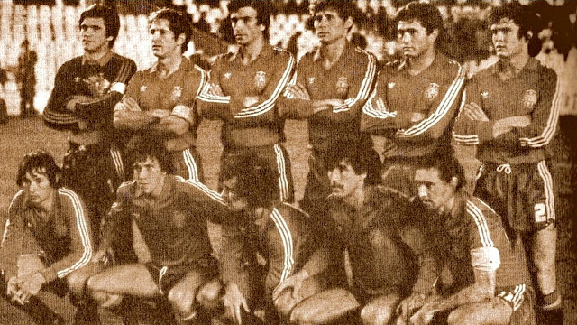 SELECCIÓN DE ESPAÑA. Temporada 1981-82. Arconada, Perico Alonso, Alexanco, Tendillo, Gordillo, Camacho. Saura, Víctor, Satrústegui, Zamora y Quini. SELECCIÓN DE ESPAÑA 2 SELECCIÓN DE BÉLGICA 0. 16/12/1981. Partido internacional amistoso. Valencia, España, estadio Luis Casanova. GOLES: 1-0: 7’, Satrústegui. 2-0: 87’, Satrústegui.