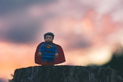 pequeno superman de brinquedo