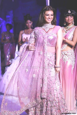 Ayesha Taki on the ramp to the India International Jewelry weeks