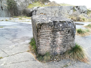 Cantera mármol Mugarra, Durango Bizkaia, bloque en la plaza de la cantera