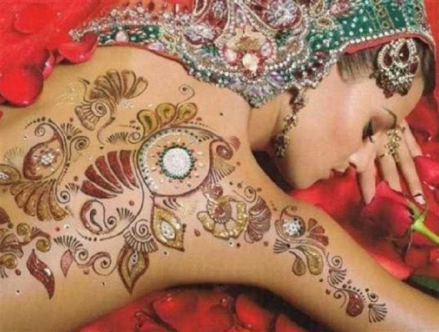 Cara Tattoo Henna di Tubuh Wanita