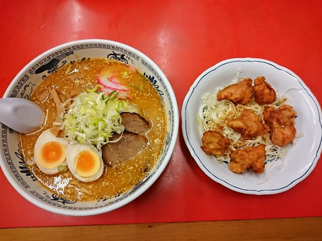 あけぼのラーメンとからあげ(小)の写真