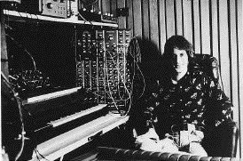 Larry Fast en el Synergy Studio en 1976 durante la grabación de Sequencer
