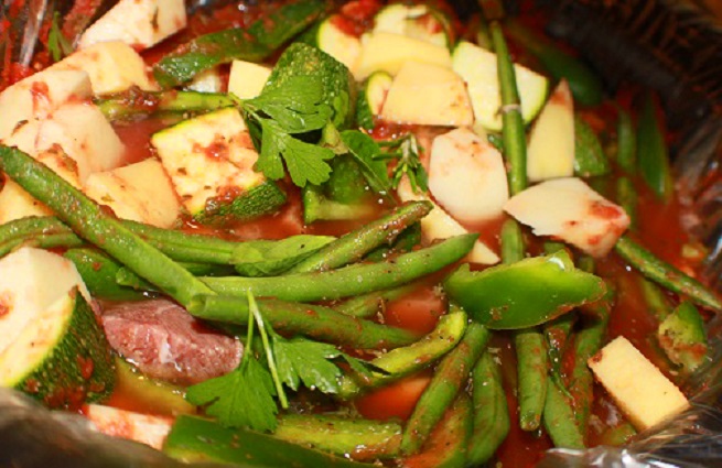 green beans in a stew with vegetables