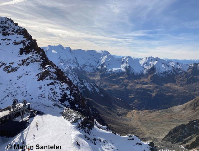 Blick vom Kaunertaler Gletscher Richtung Süden. Ausgangssituation vom 03.11.. Eine mehr oder weniger zusammenhängende Schneedecke gibt es nur in großen Höhen, vermehrt im schattigen Gelände.