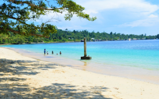 Pantai pasir putih Papua