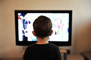 テレビを見る子ども