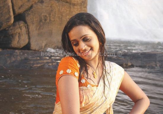 Bhavana latest hot Wet saree pics