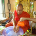 ၂၀၁၄ သႀကၤန္ ႏွစ္ဆန္း(၁)ရက္ေန႔မွာ လုံးခင္းေမဓိကာရာမ သံဃာေတာ္မ်ားရဲ႕လက္မ်ားကုိ နံ႕သာေရနဲ႕ ေဆးေပးျခင္းျဖင့္ ကုသုိလ္ယူေနၾကတဲ့ လုံးခင္းသူ လုံးခင္းသားမ်ား