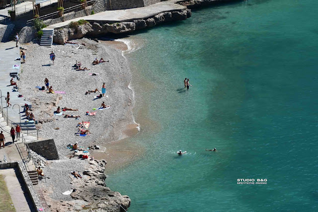 Αν και Οκτώβρης συνεχίζονται τα μπάνια στο Ναύπλιο