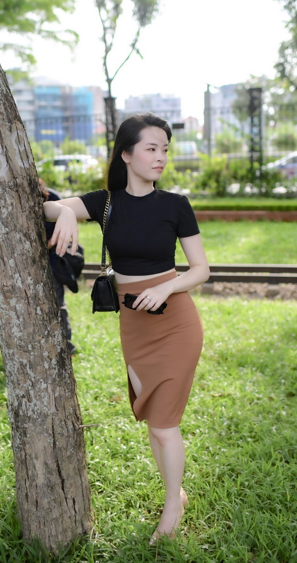 Thiếu nữ áo đen váy vàng