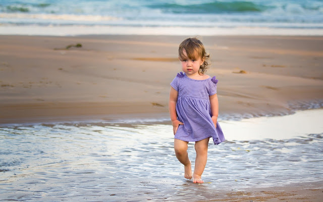 Niños Paseando por la Playa