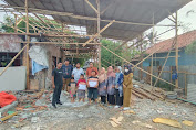 PGRI Rawamerta dan Para Guru Salurkan Donasi untuk Korban Kebakaran