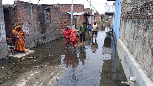 ghazipur-news-due-to-the-submerged-streets-for-1-year