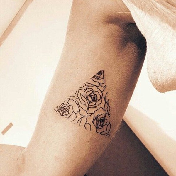 Essa tatuagem, proferida em tinta preta, mostra um cluster de rosas representados dentro de um triangular vinheta no interior do utente no braço direito. O que realmente faz esta tatuagem destacar é o artista intencional evitar o uso de uma estrutura de tópicos. O observador é, em vez atraídos para as imagens dentro da vinheta e não a linha de enquadramento.