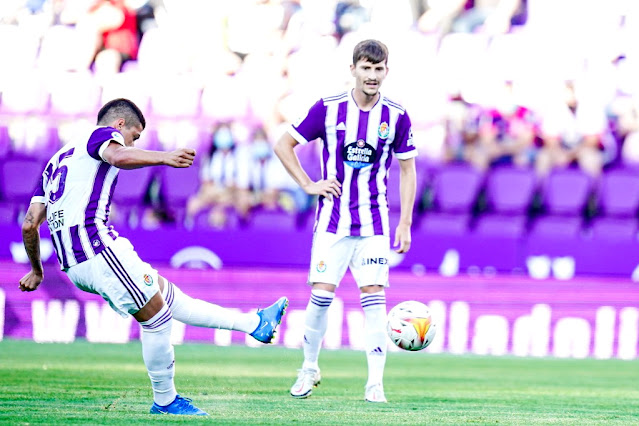 Lucas Olaza lanzando la falta que supondría el primer gol vallisoletano. Toni Villa al fondo. REAL VALLADOLID C. F. 3 (Lucas Olaza, Shon Weissman, Toni Villa) RAYO VALLECANO DE MADRID 1 (Mario Suárez). 04/08/2021. XLVII Trofeo Ciudad de Valladolid. Valladolid, España, estadio José Zorrilla.