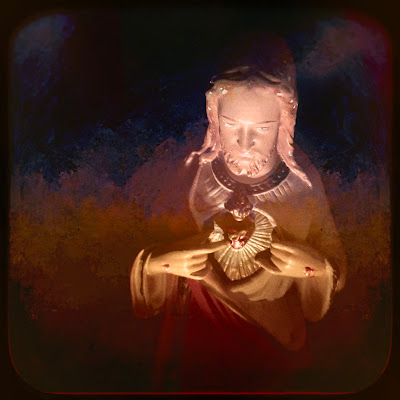 Heilig-hartbeeld bij kaarslicht