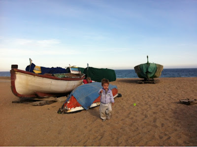 Pol e Izan en la playa de Badalona, 2012