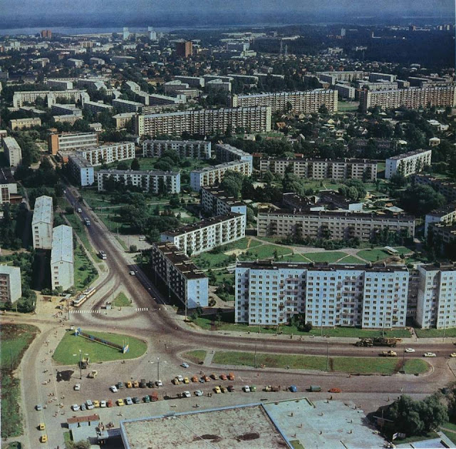 1970-е годы. Пурвциемс. Стоянка автомобилей у универсама Минск (скан из фотоальбома "Riga", изд-во "Avots", 1981 год)