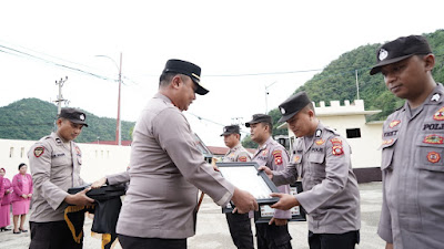 8 Personil Polres Gorontalo Kota Terima Penghargaan 