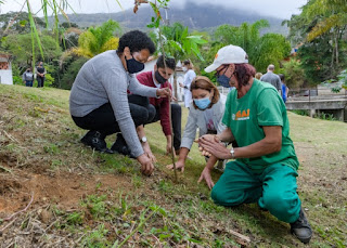 Plantio das primeiras árvores do projeto de arborização dos bairros