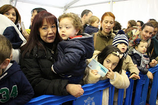 Cientos de personas dan la bienvenida a los Reyes