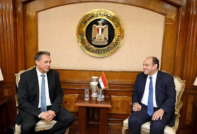 وزير التجارة والصناعة يبحث مع وفد شركة مرسيدس - بنز تعزيز استثمارات الشركة بالسوق المصري