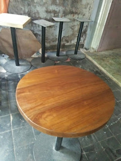 gambar meja meja bulat cafe kayu suar natural bundar tks furniture 085292602349