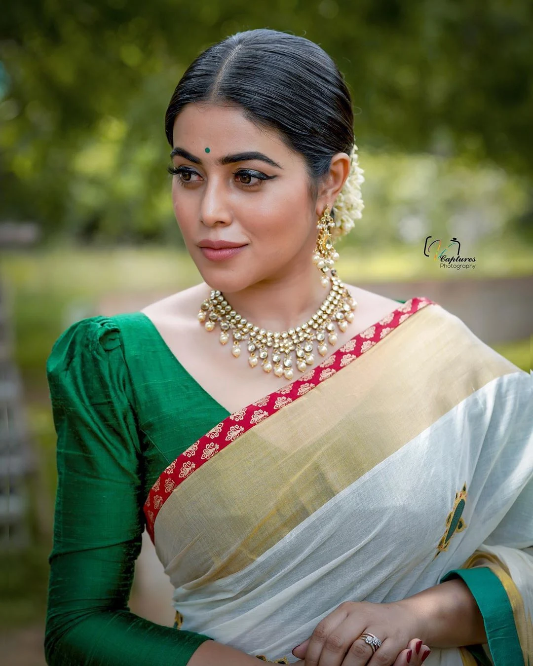 Actress Poorna Shamna Kasim White Floral Saree Photoshoot