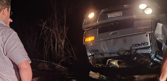 Motorista fica com fraturas expostas após caminhão tombar na 'Ladeira da Bananeira'- entre Oeiras e Tanque do Piauí